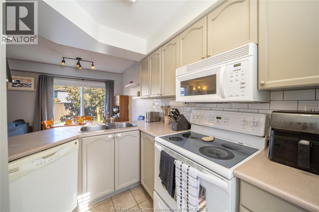1016 Peach Blossom Crescent, Windsor, Ontario  N9G 2R5 - Photo 5 - 26025838