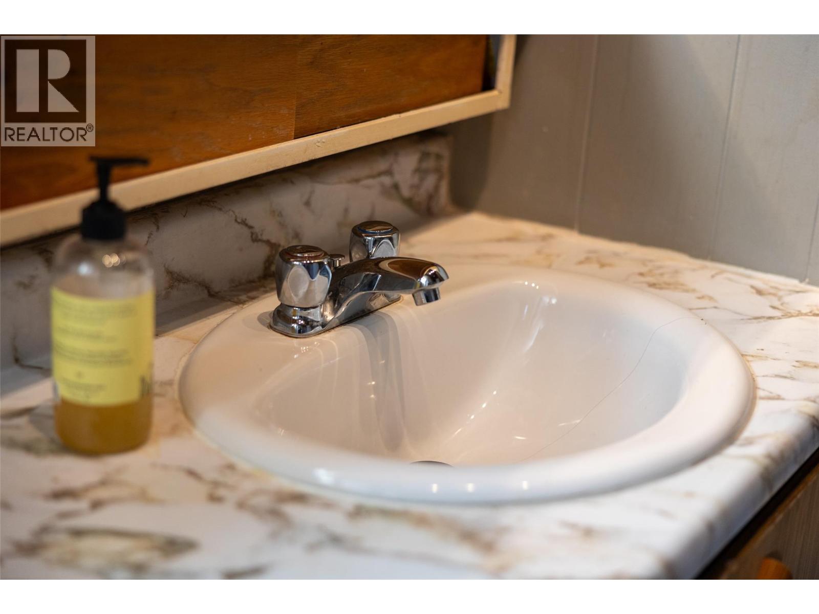 1555 Newgate Crescent Crescent, Elkford, British Columbia  V0B 1H0 - Photo 21 - 10404054