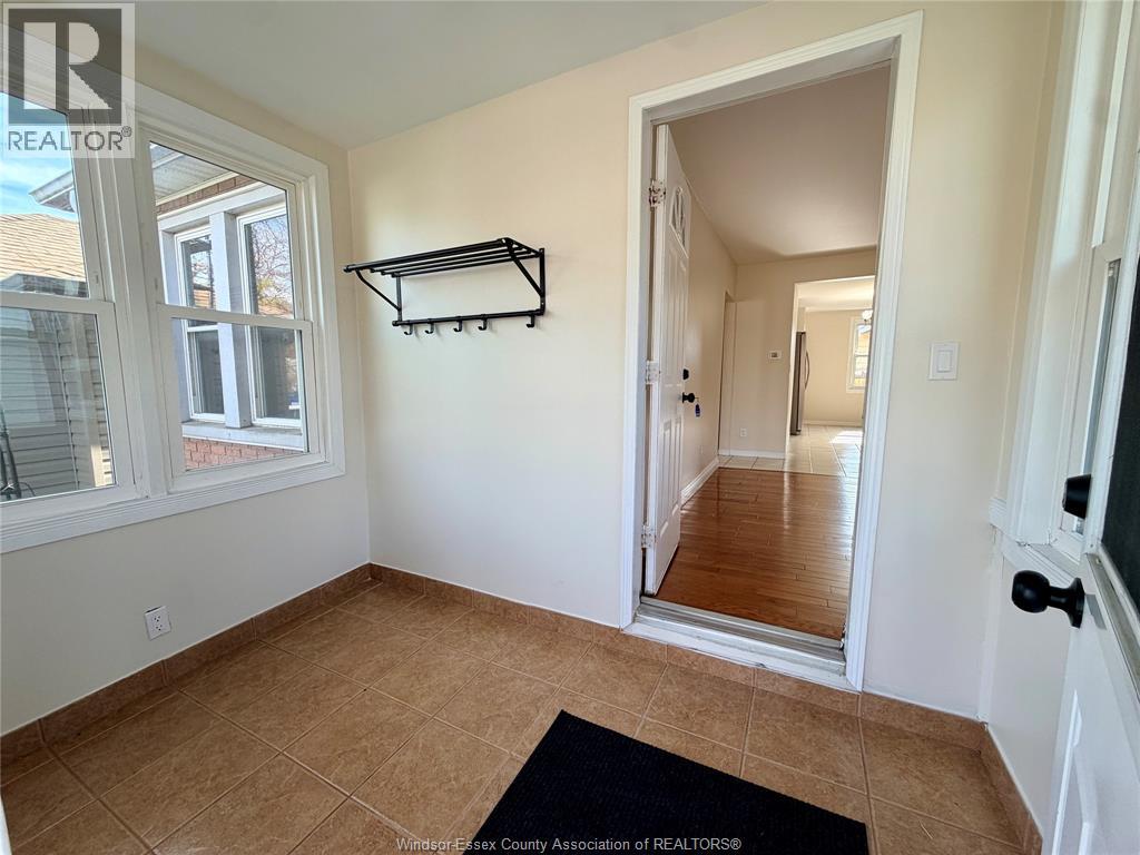 643 Hildegarde, Windsor, Ontario  N8X 2Z7 - Photo 3 - 26026192