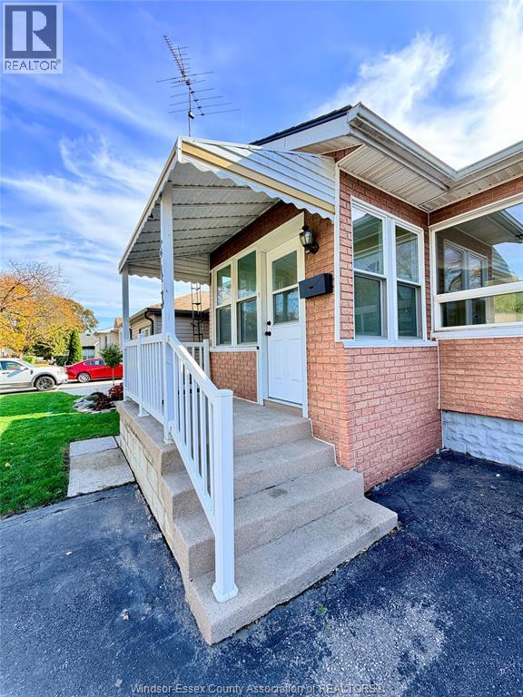 643 Hildegarde, Windsor, Ontario  N8X 2Z7 - Photo 2 - 26026192