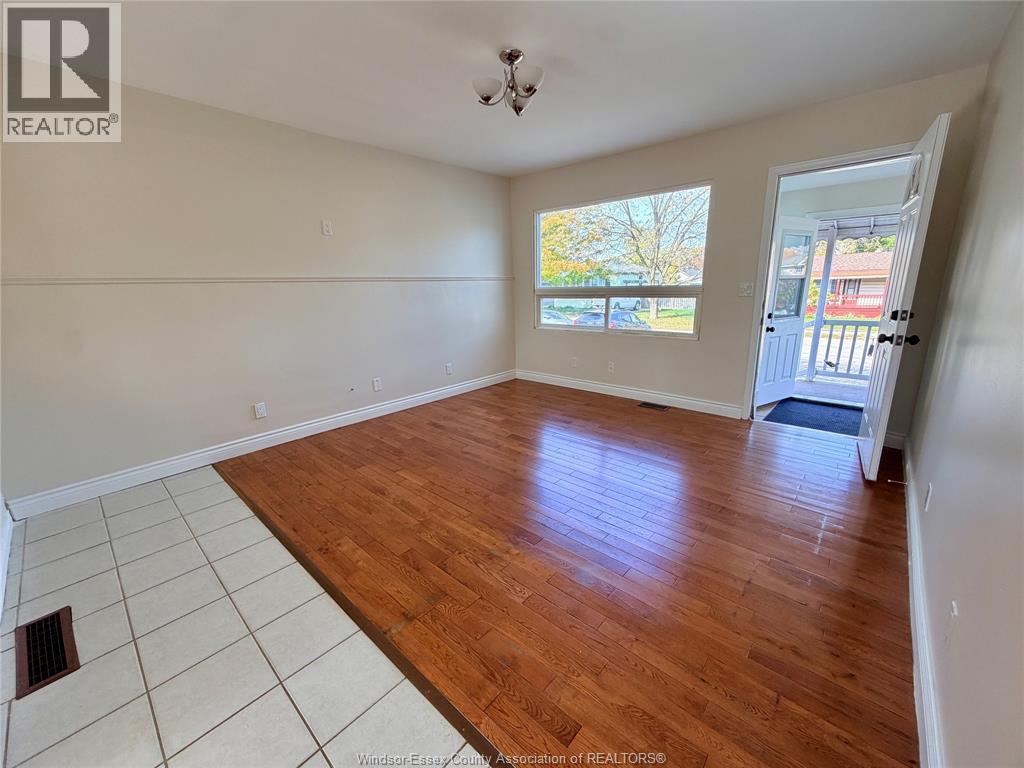 643 Hildegarde, Windsor, Ontario  N8X 2Z7 - Photo 4 - 26026192