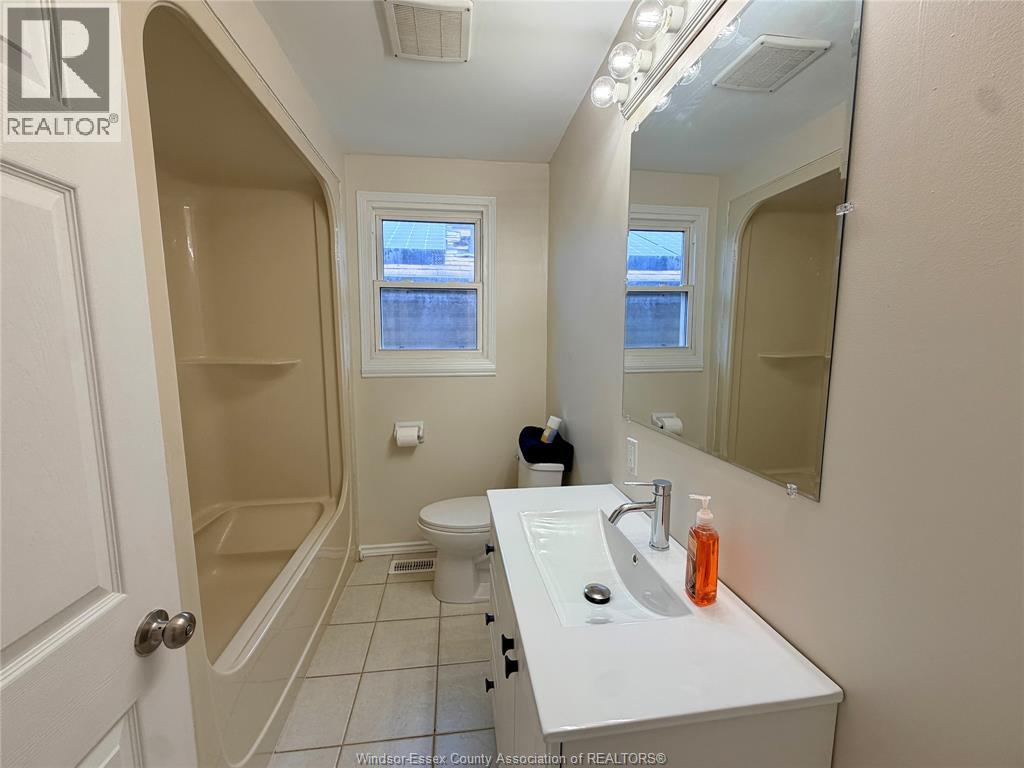 643 Hildegarde, Windsor, Ontario  N8X 2Z7 - Photo 9 - 26026192