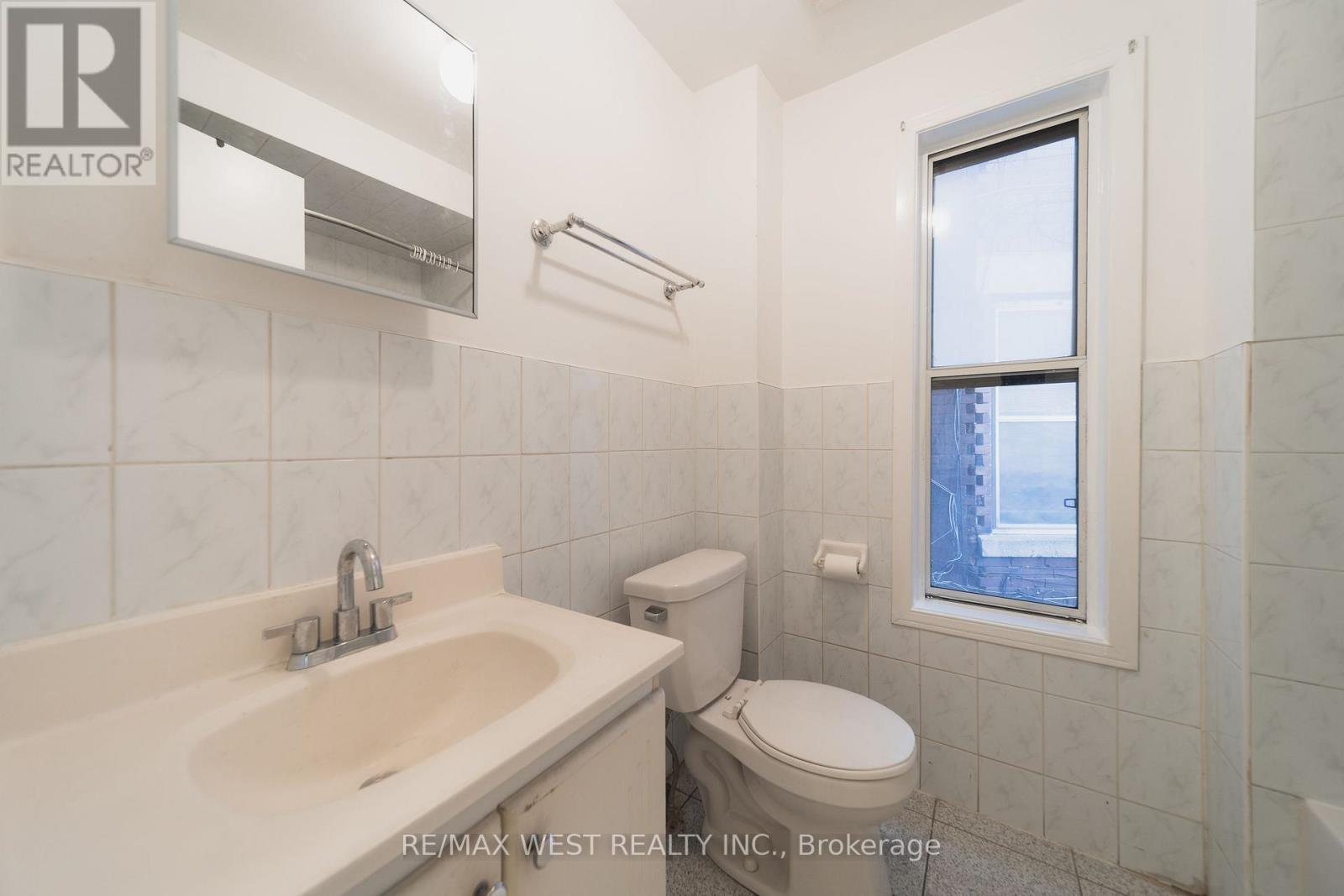 Main - 862 Ossington Avenue, Toronto, Ontario  M6G 3V1 - Photo 7 - W14116182