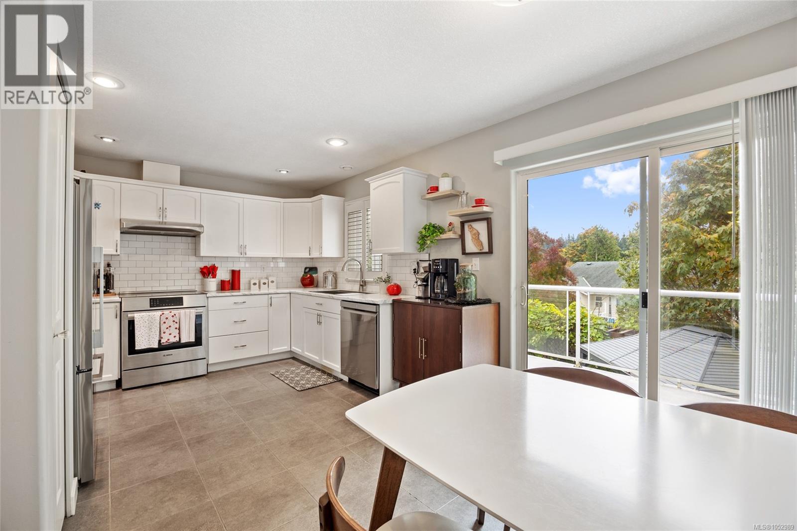 1157 View Pl