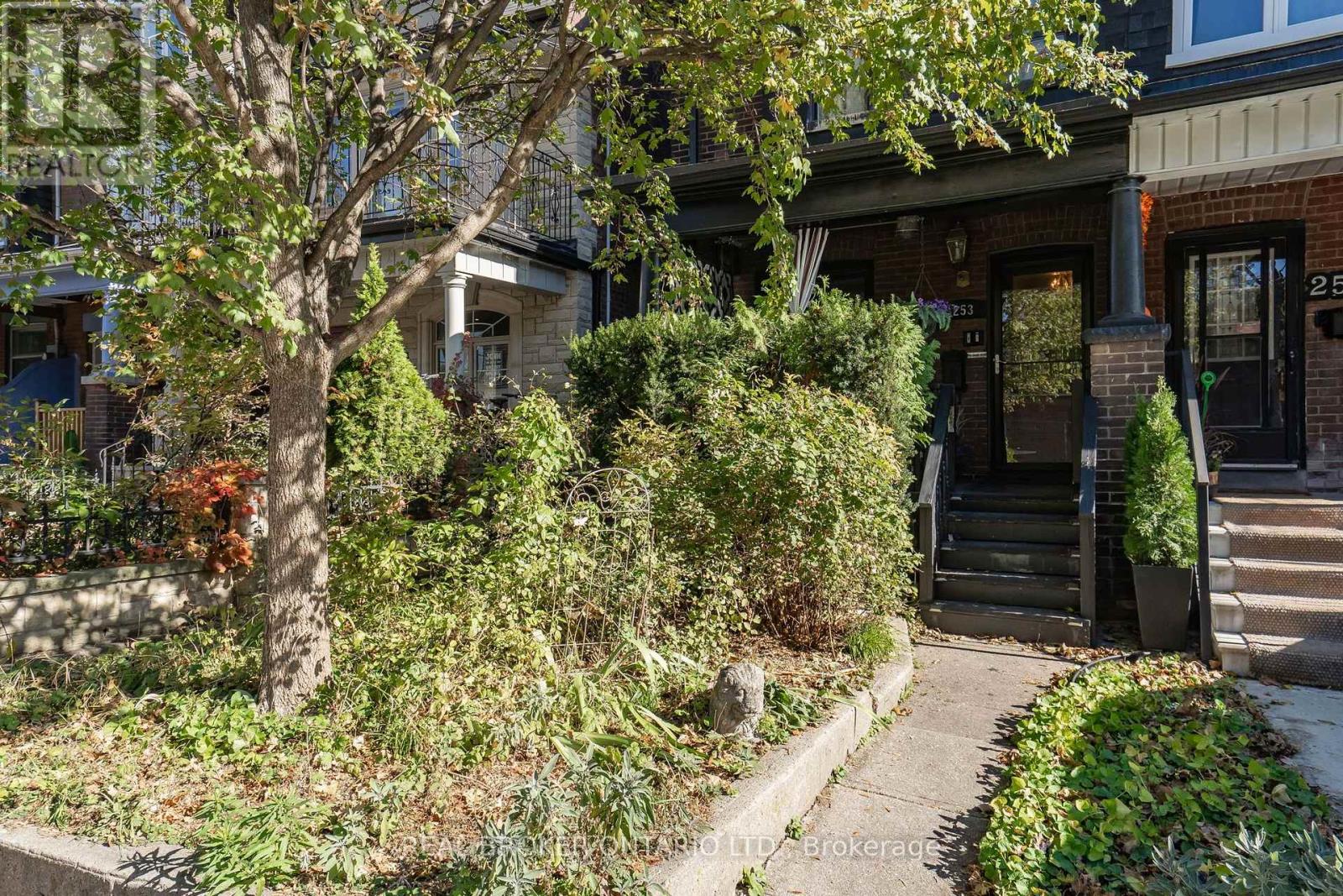 253 BARTLETT AVENUE, Toronto, Ontario