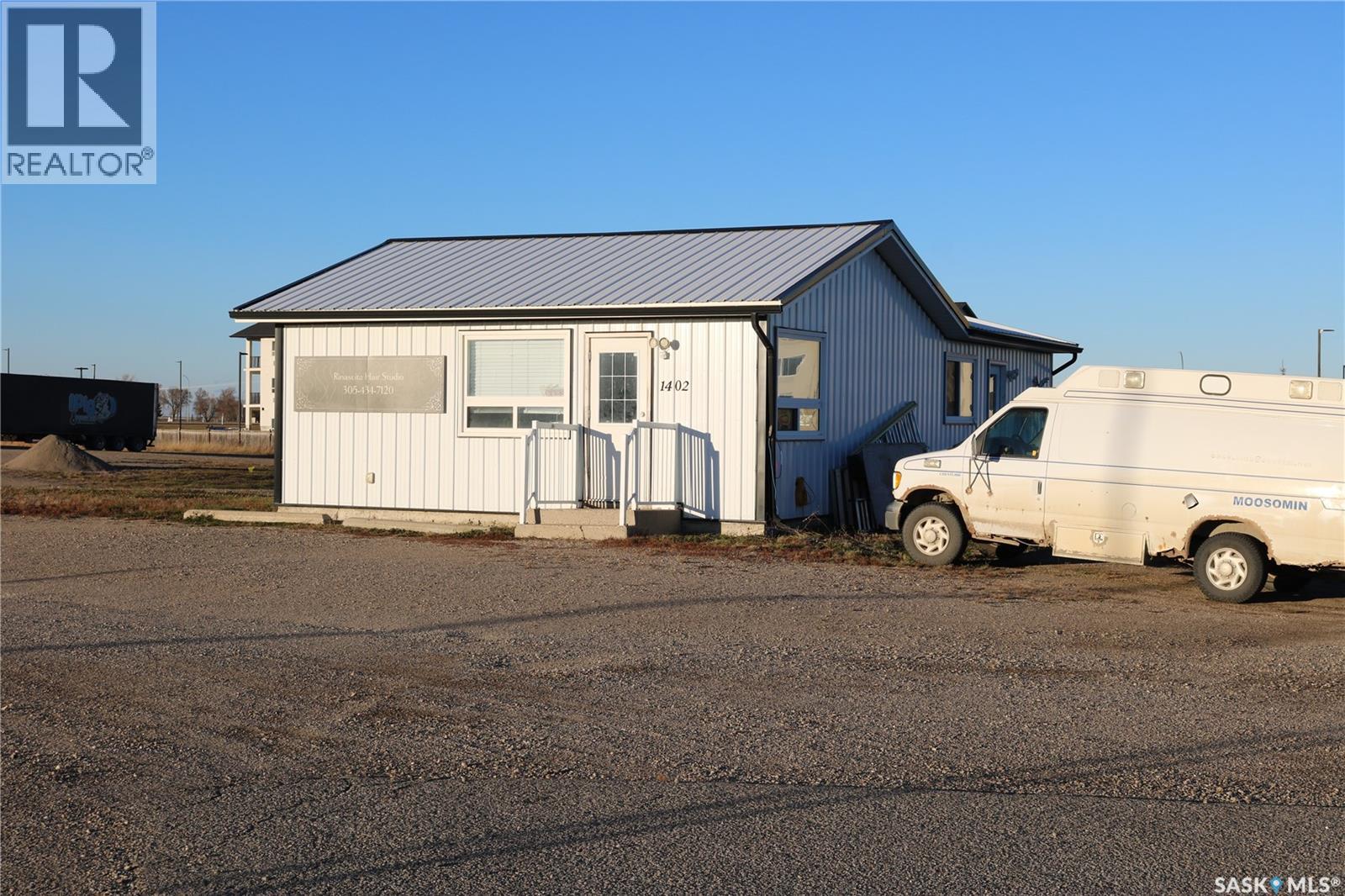1402 Park Avenue, Moosomin, Saskatchewan S0G 3N0 - Photo 2 - SK051953