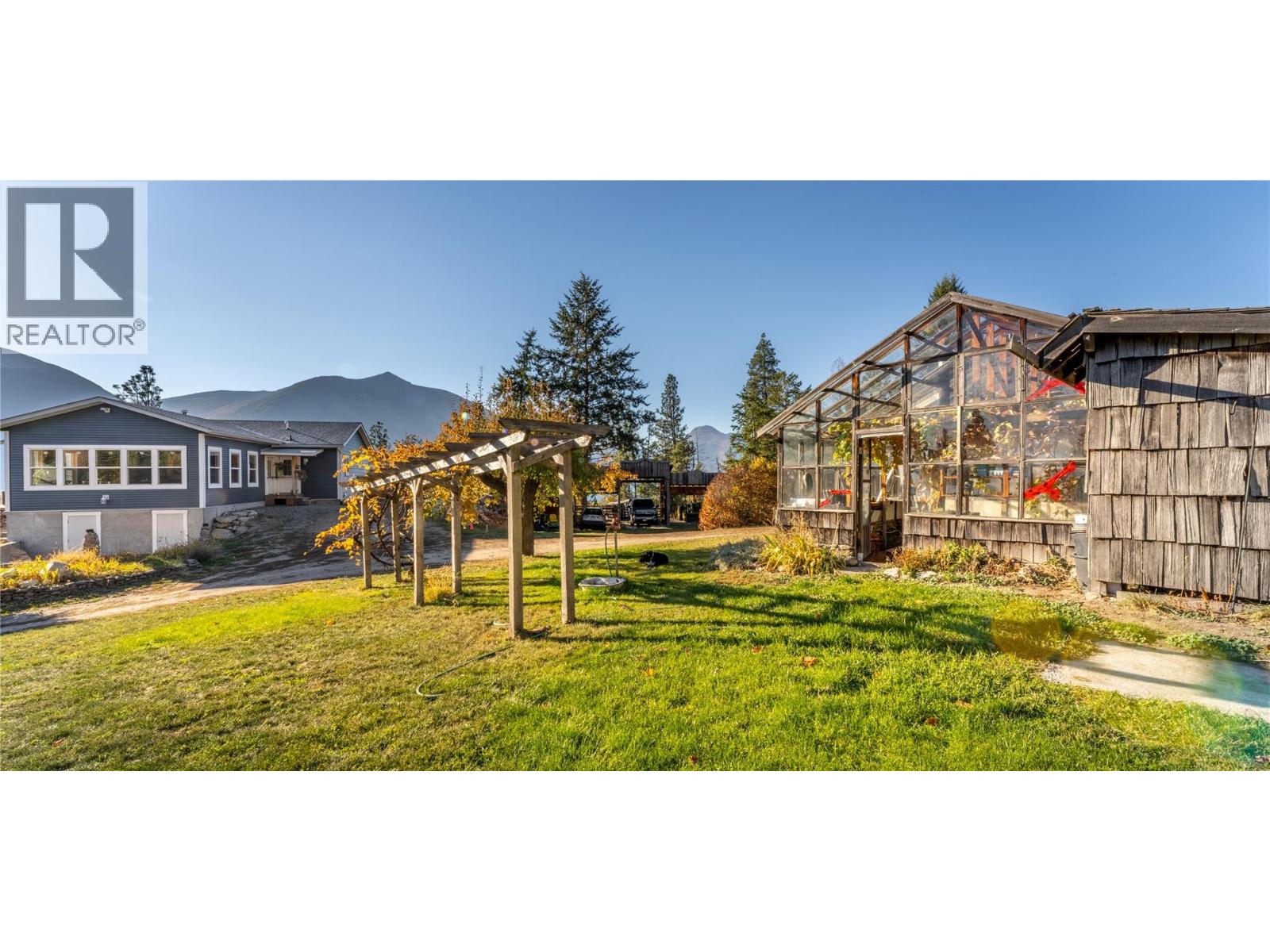 8732 3A Highway Sirdar, BC V0B2N1_74