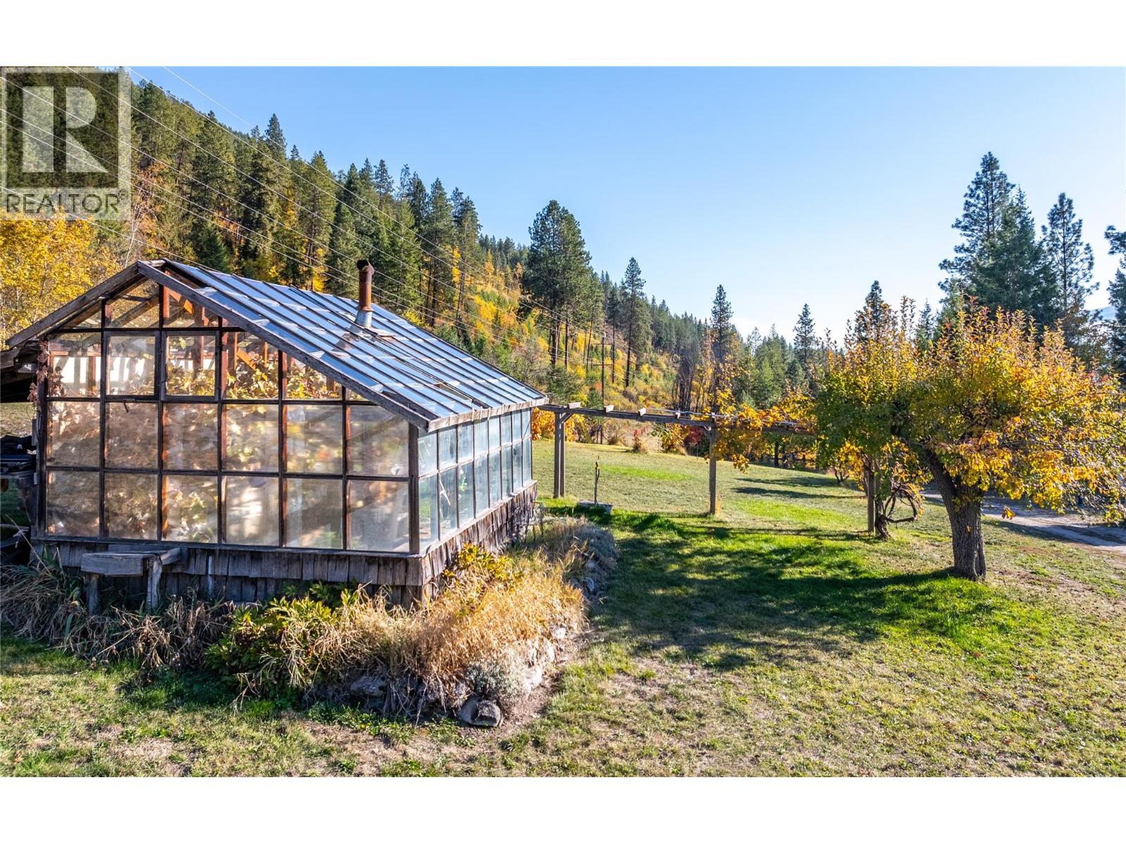 8732 3A Highway Sirdar, BC V0B2N1_65