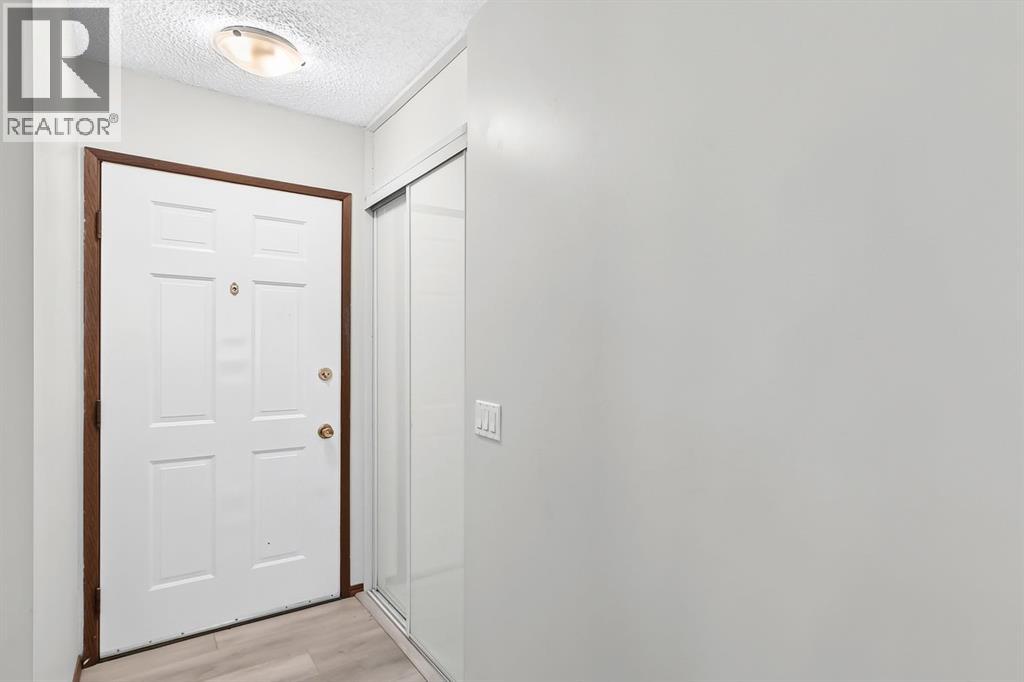 947 Maitland Way NE, Calgary, Alberta T2A 5M8 - Photo 2 - A2338420
