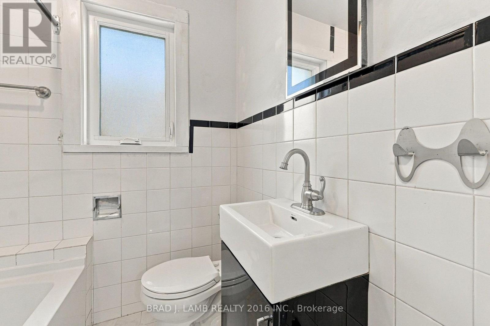 256 The Queensway, Toronto (Stonegate-Queensway), Ontario  M8Y 1J4 - Photo 8 - W14116580