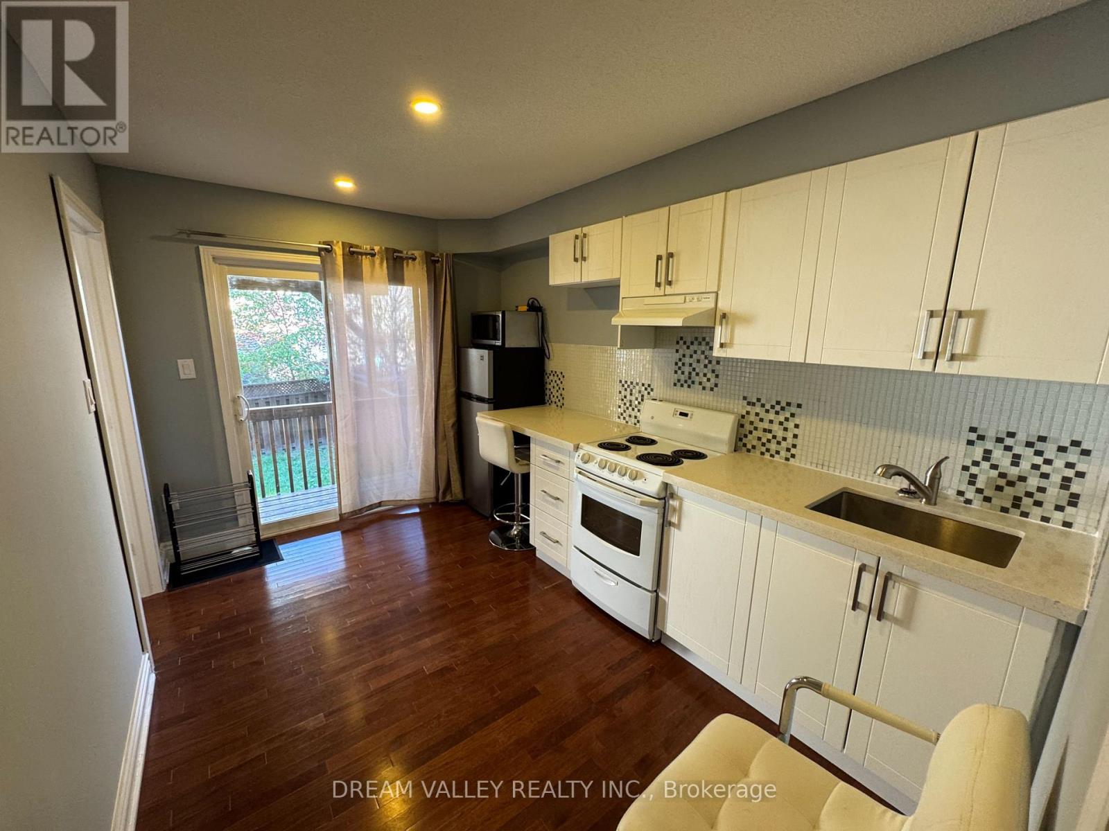18 WILKES CRESCENT, Toronto, Ontario
