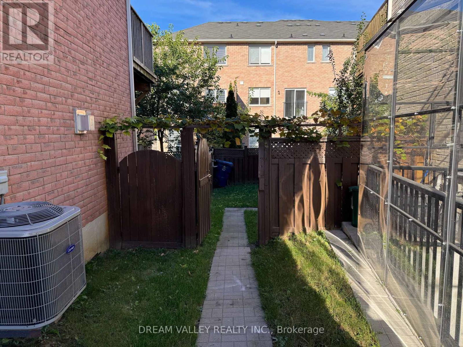 18 Wilkes Crescent, Toronto, Ontario  M1L 0B3 - Photo 2 - E14116712