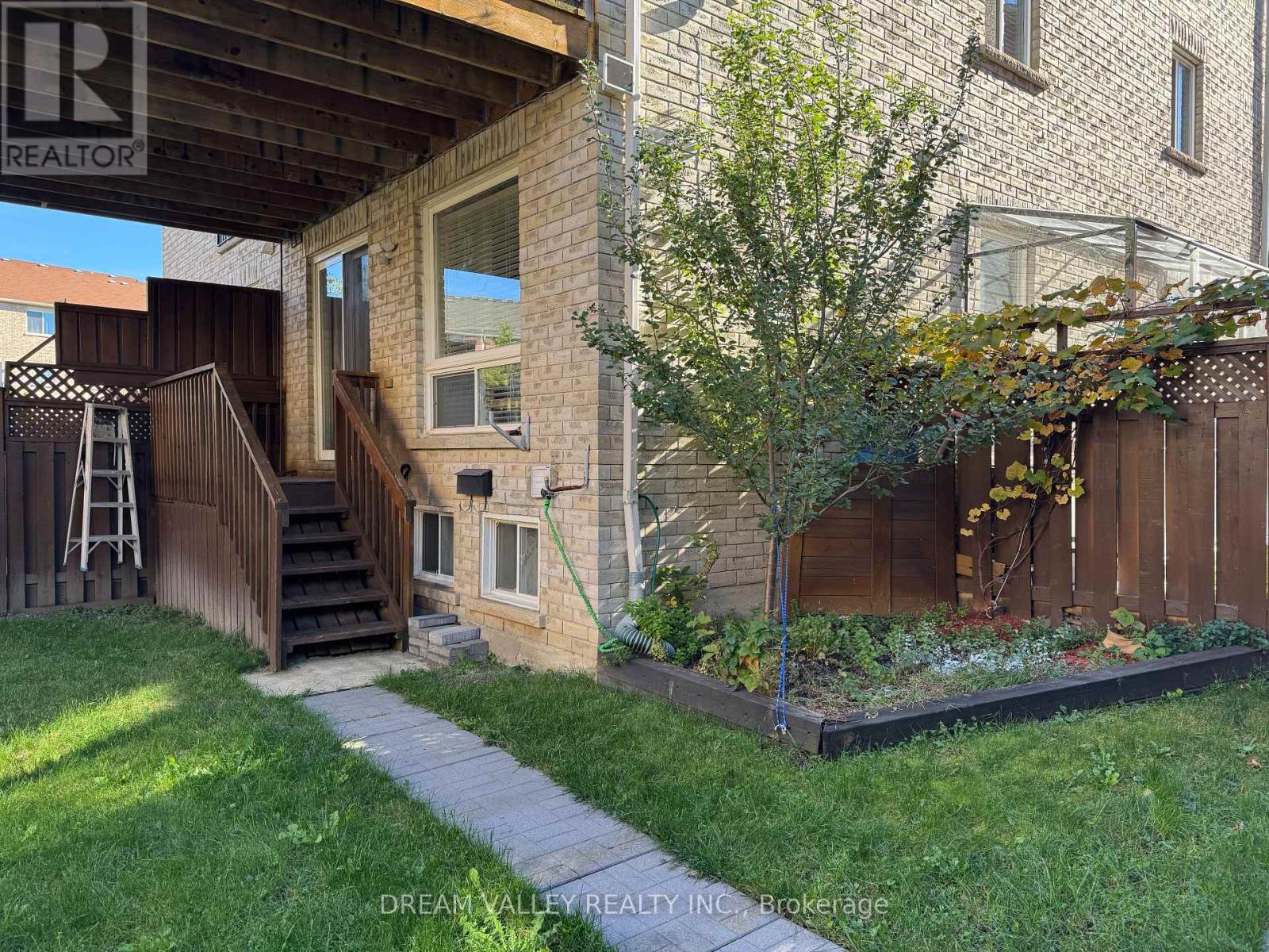18 Wilkes Crescent, Toronto, Ontario  M1L 0B3 - Photo 3 - E14116712