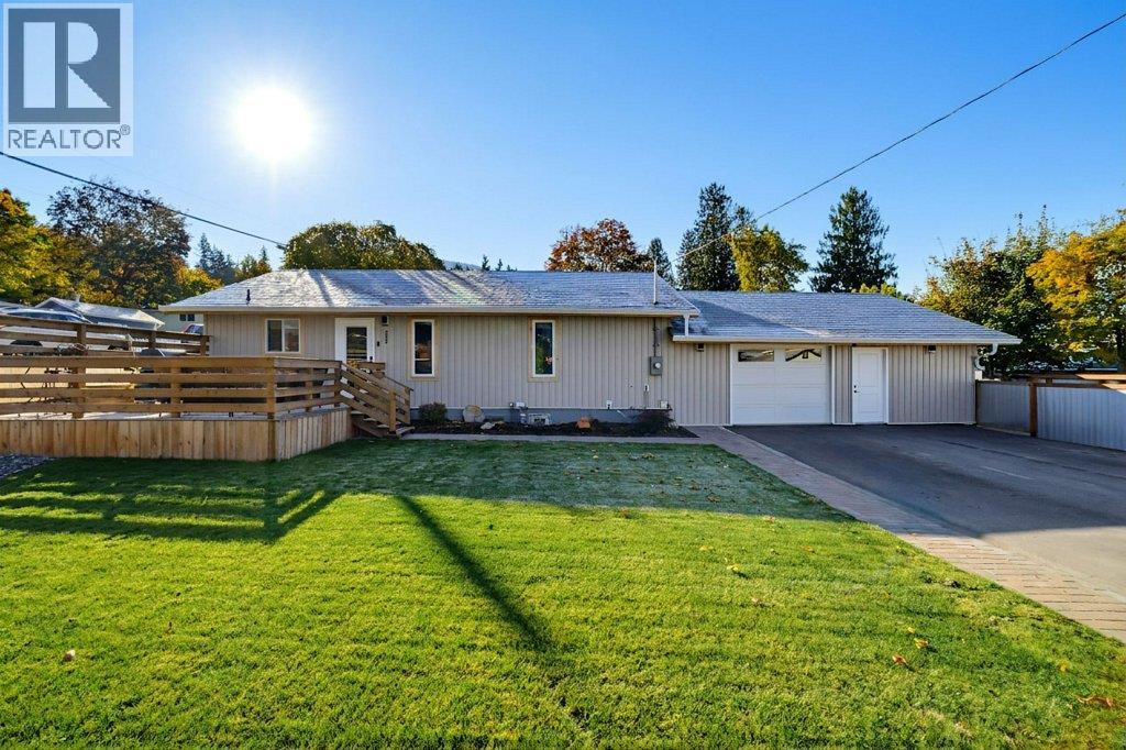 280 5 Avenue SE, Salmon Arm, British Columbia  V1E 4G7 - Photo 2 - 10403740