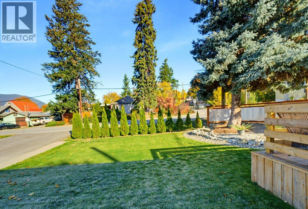 280 5 Avenue SE, Salmon Arm, British Columbia  V1E 4G7 - Photo 3 - 10403740