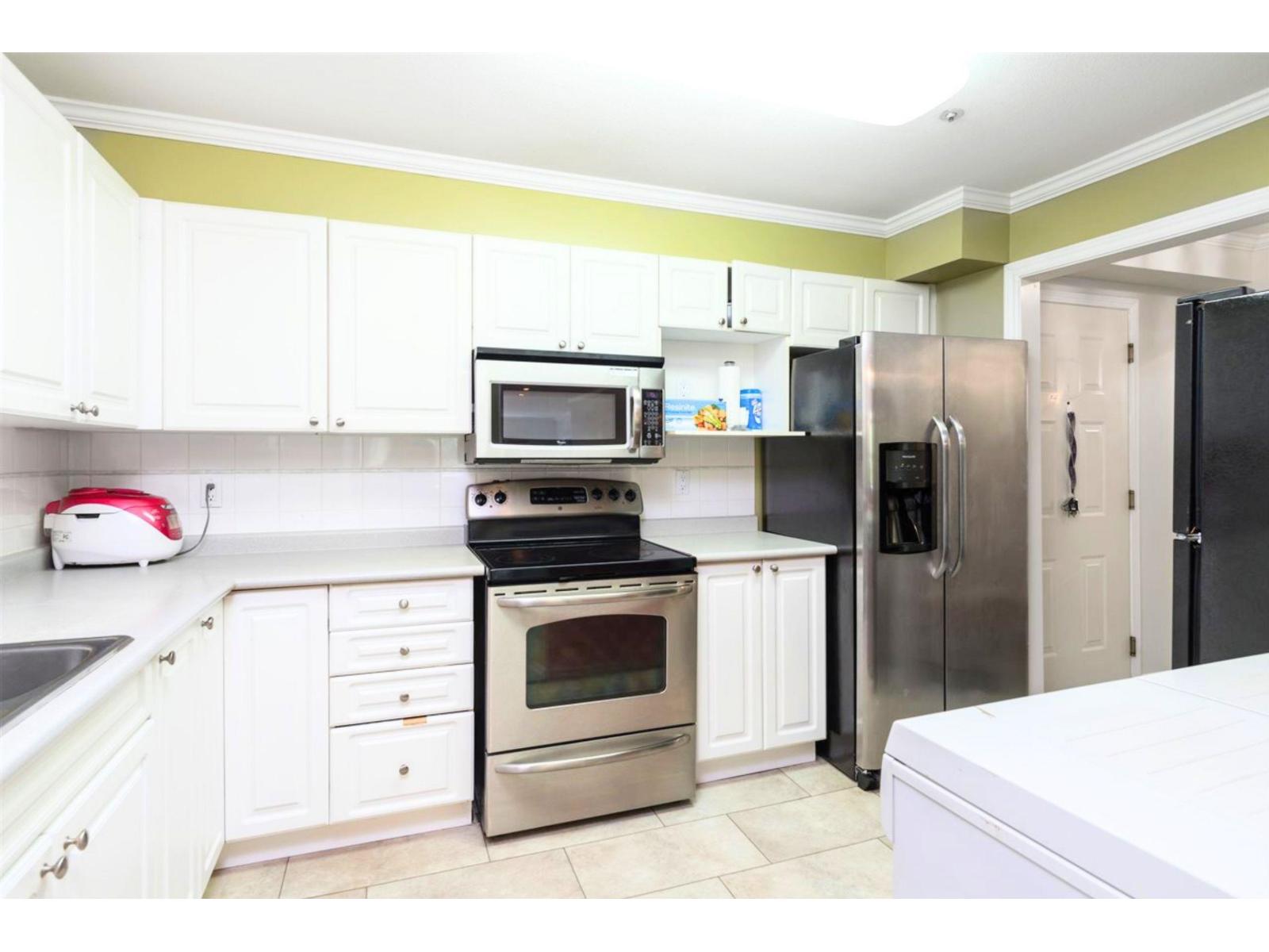 201 9626 148 Street, Surrey, British Columbia  V3R 0W2 - Photo 2 - R3178355