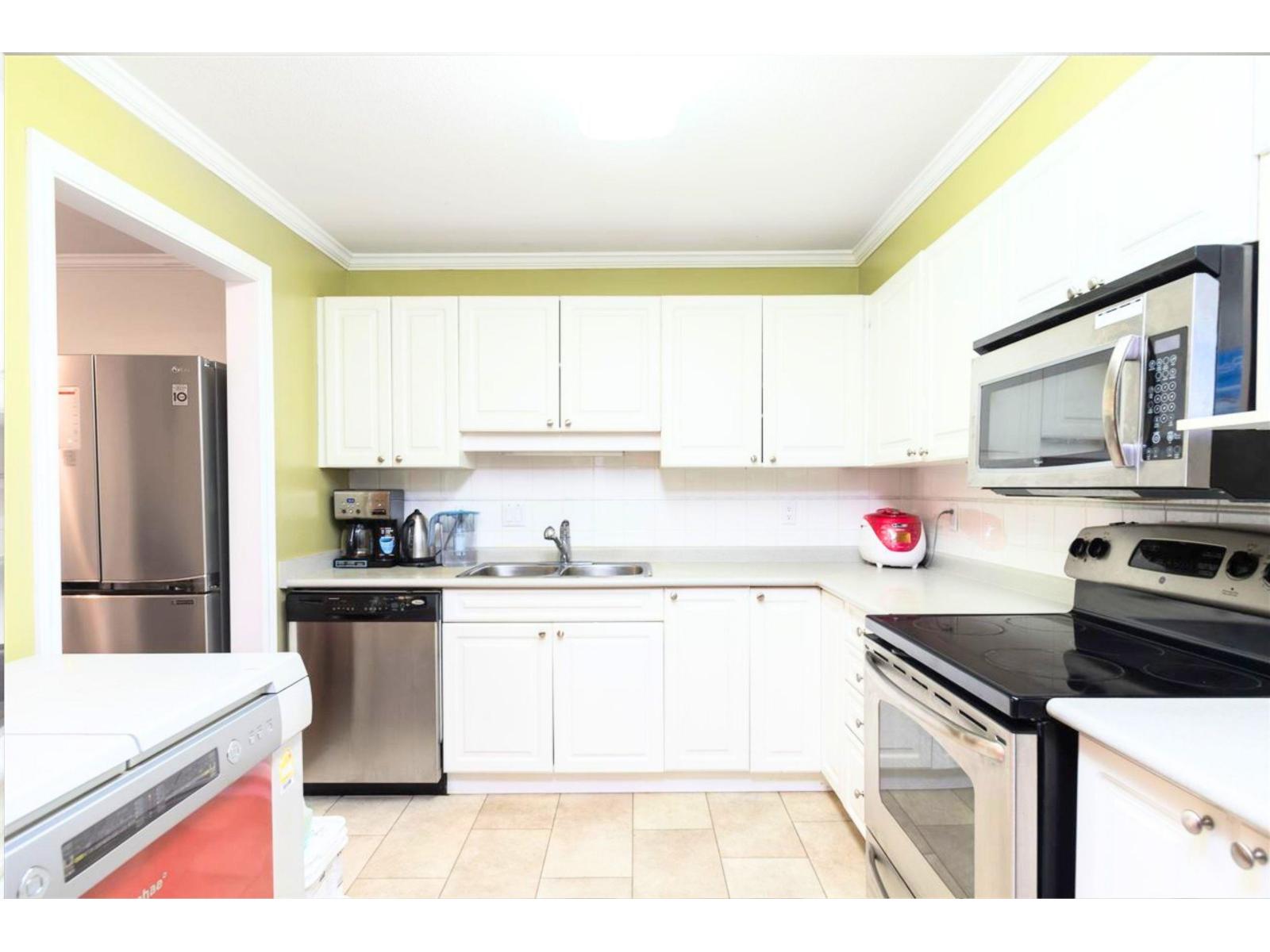 201 9626 148 Street, Surrey, British Columbia  V3R 0W2 - Photo 3 - R3178355