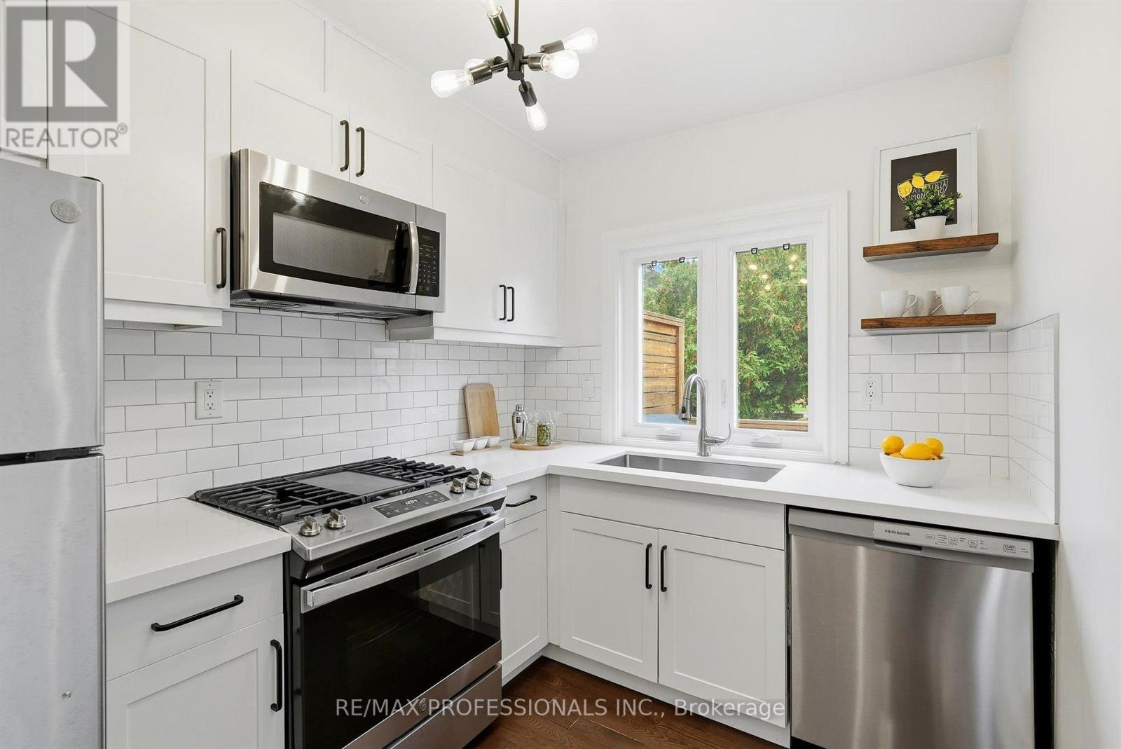 81 Alton Avenue, Toronto (South Riverdale), Ontario  M4L 2M3 - Photo 3 - E14117204