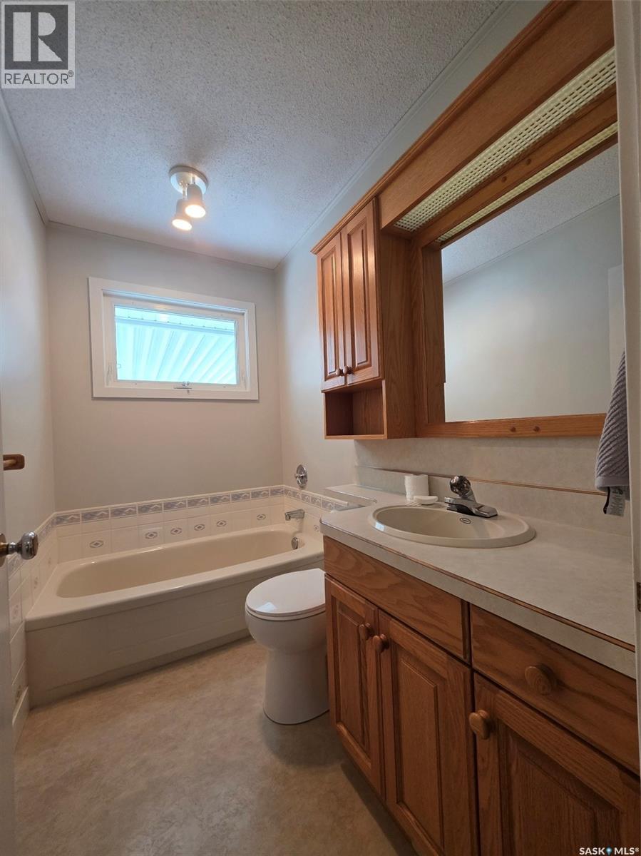 810 11th Avenue Ne, Swift Current, Saskatchewan  S9H 2V4 - Photo 6 - SK051392