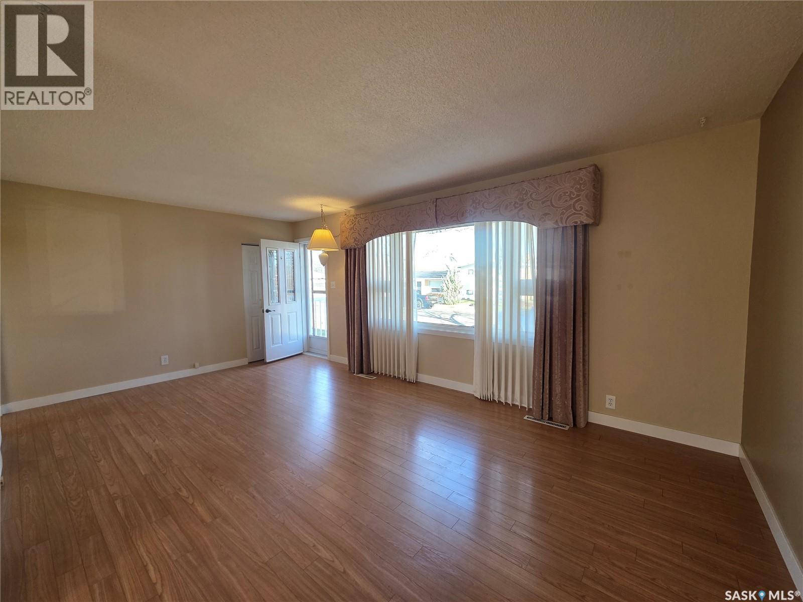 810 11th Avenue Ne, Swift Current, Saskatchewan  S9H 2V4 - Photo 5 - SK051392