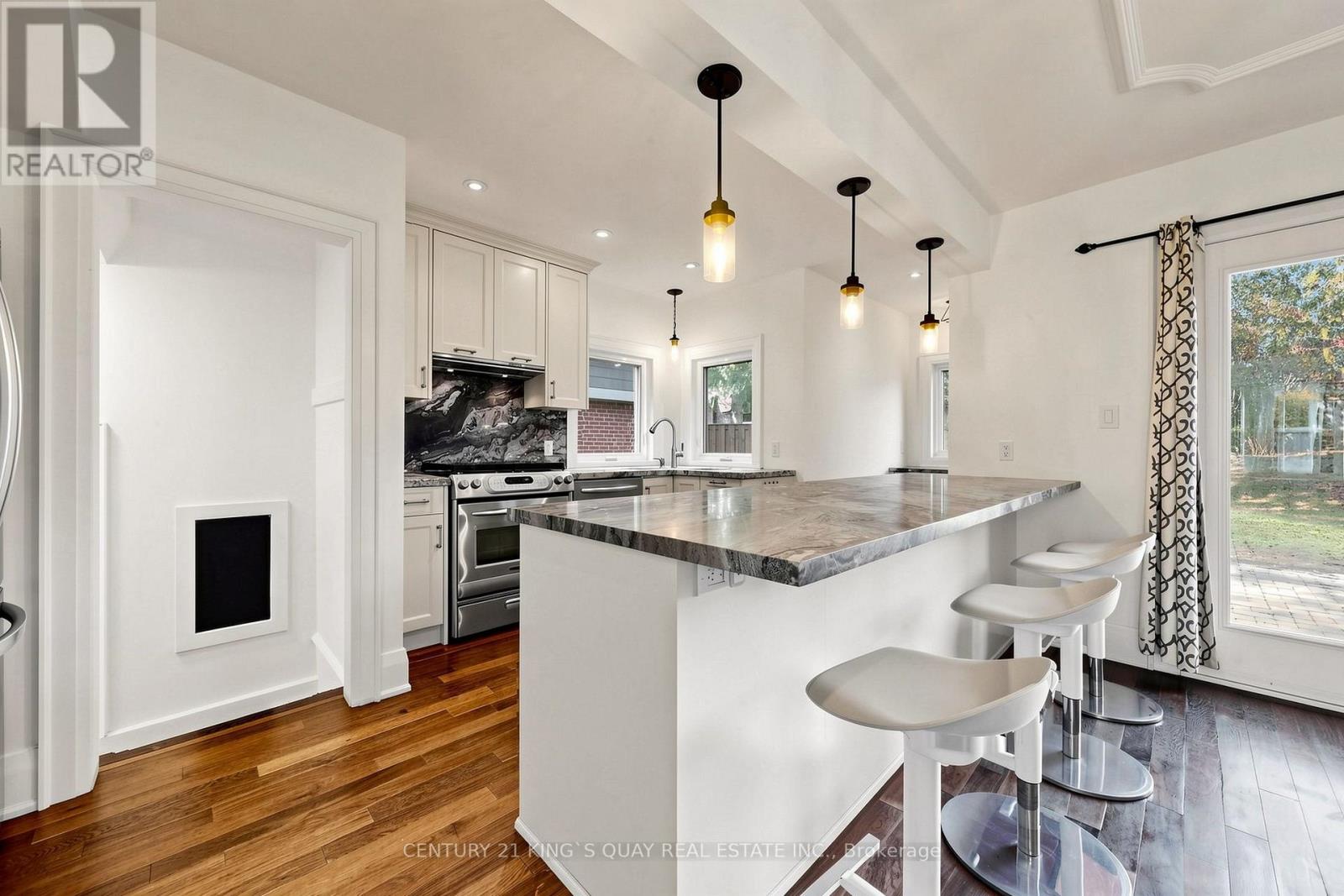 32 Crestview Road, Toronto, Ontario  M5N 1H6 - Photo 13 - C14101644