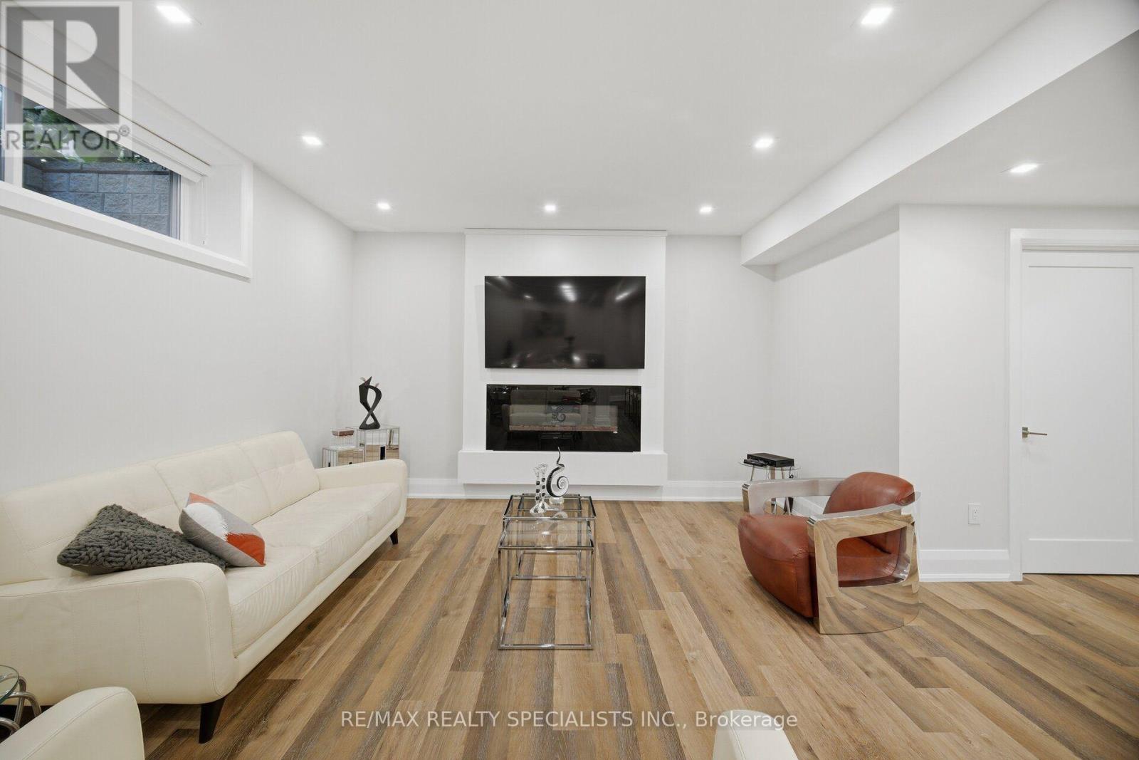2107 Lakeshore Road W, Oakville, Ontario  L6L 1G6 - Photo 37 - W14117700