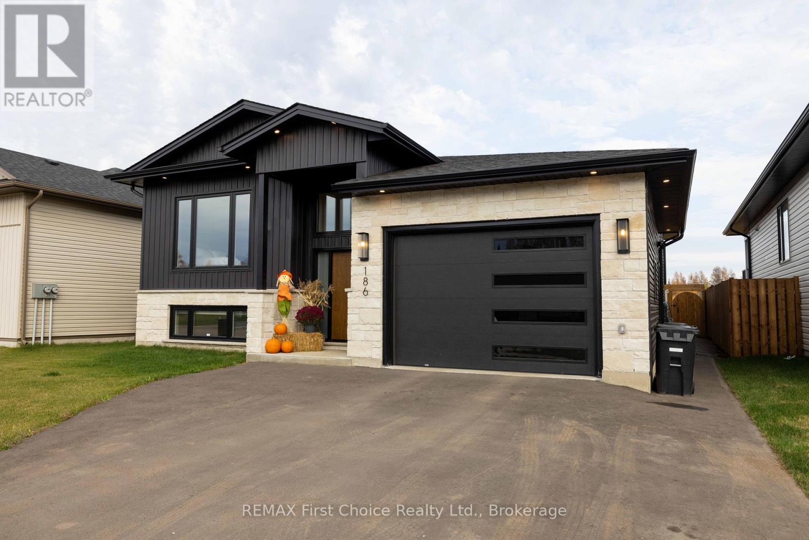 186 BRUIN CRESCENT, Thunder Bay, Ontario