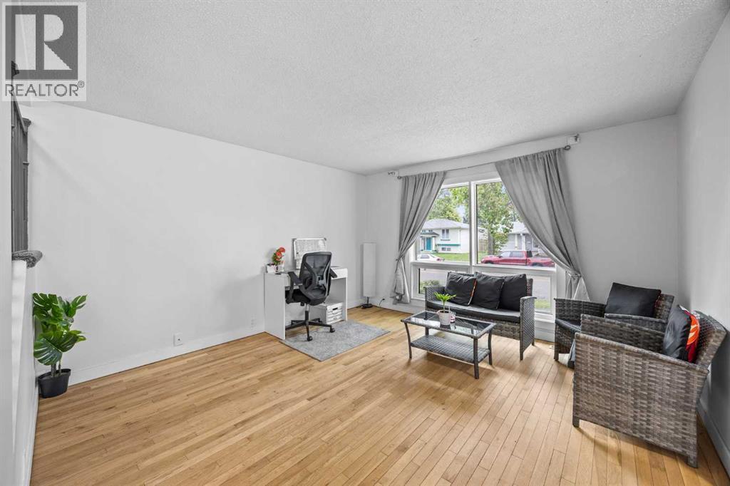 2320 Woodview Drive Sw, Calgary, Alberta  T2W 4X6 - Photo 8 - A2345576