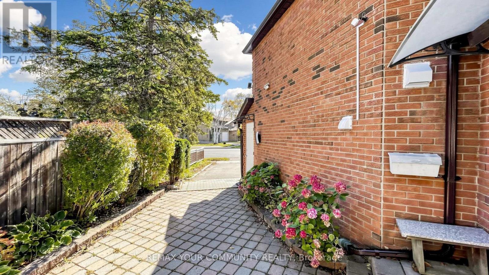 76 Deanscroft Square, Toronto, Ontario  M1E 4W9 - Photo 2 - E14117804