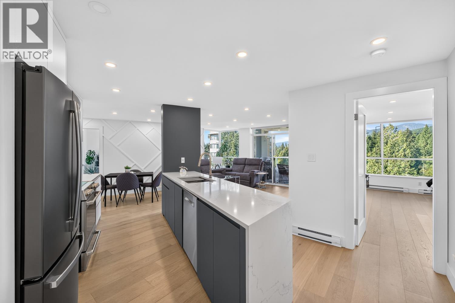 903 995 ROCHE POINT DRIVE, North Vancouver, British Columbia