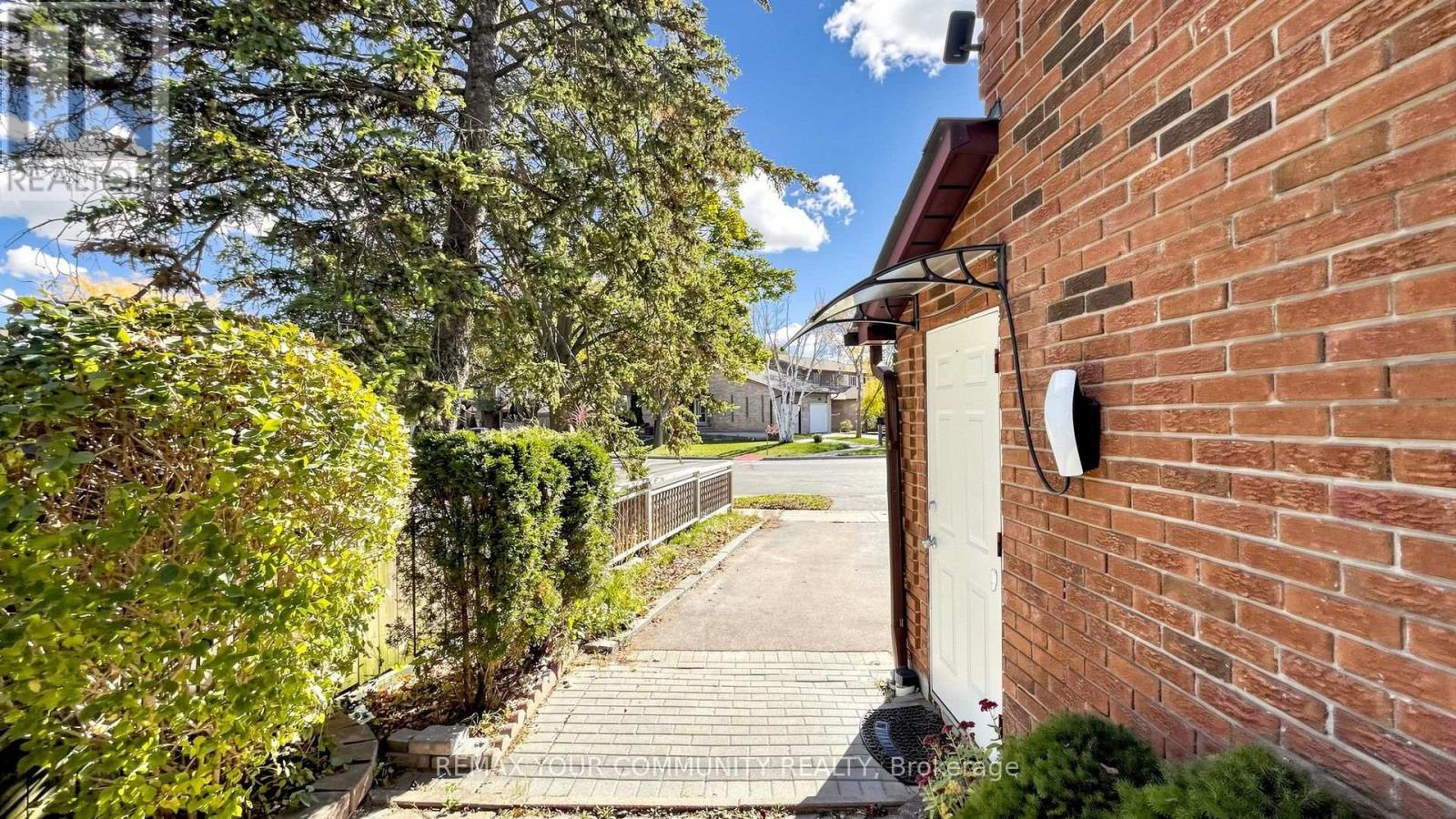 76 Deanscroft Square, Toronto, Ontario  M1E 4W9 - Photo 3 - E14117804