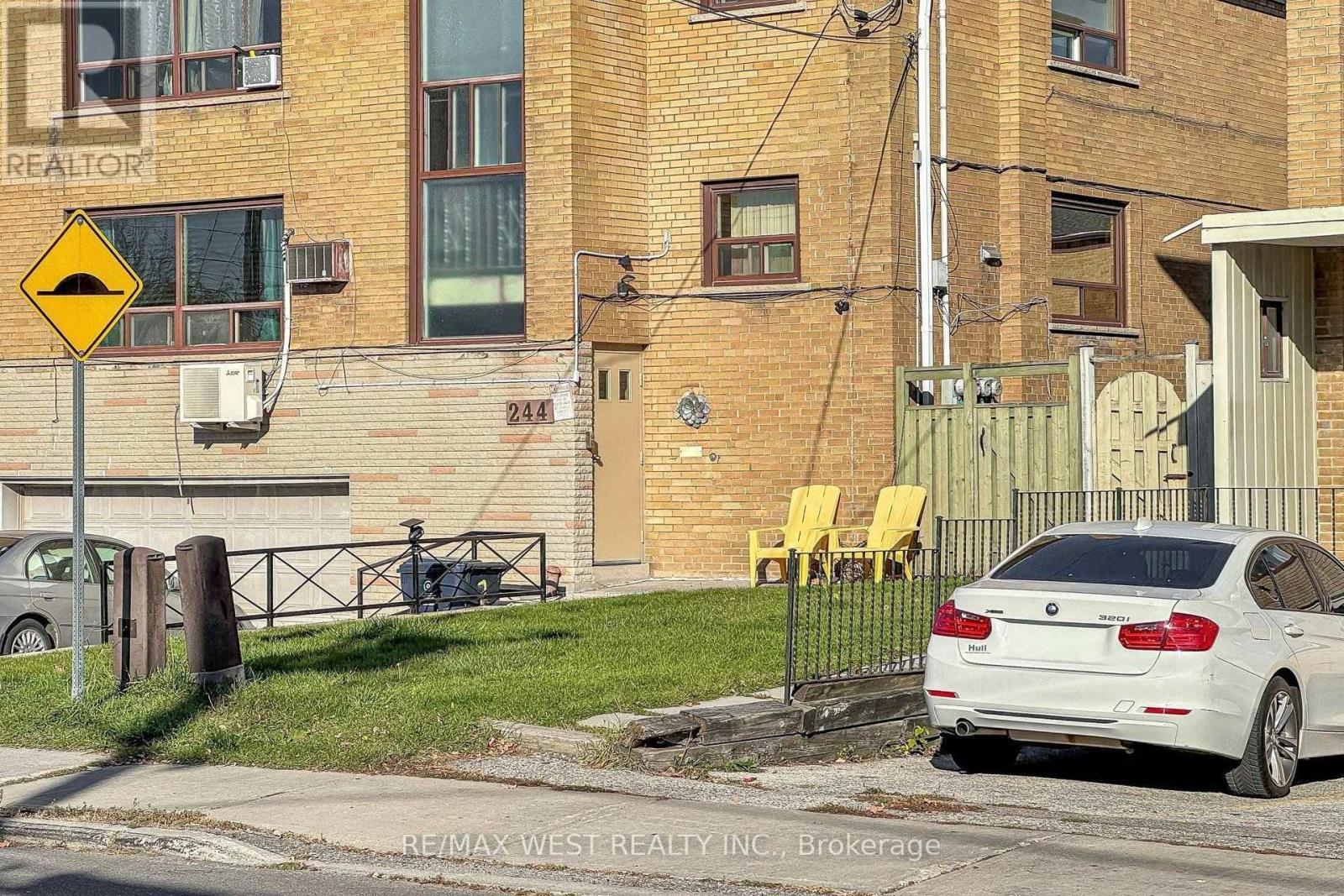 244 Overbrook Place, Toronto, Ontario  M3H 4R7 - Photo 3 - C14118006