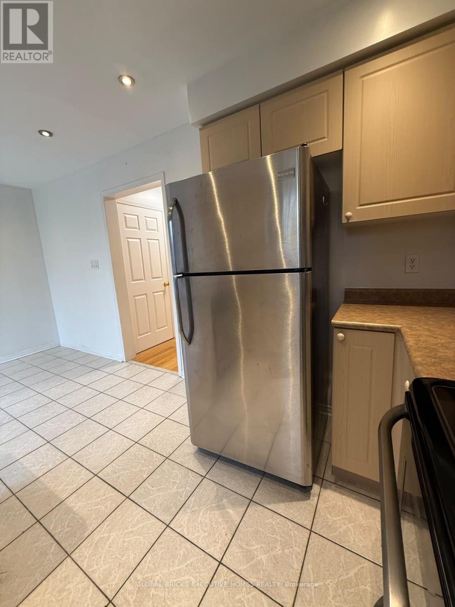 6256 Avonhurst Drive N, Mississauga, Ontario  L5N 7V2 - Photo 8 - W14111870