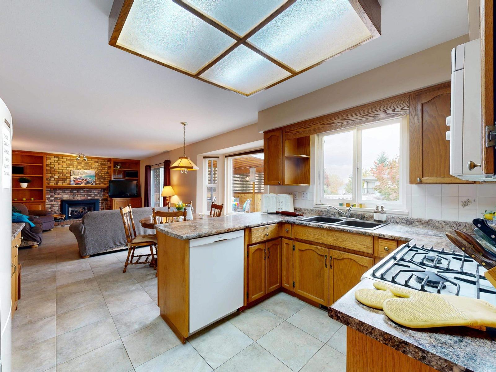 18280 55b Avenue, Surrey, British Columbia  V3S 7Z2 - Photo 6 - R3178134