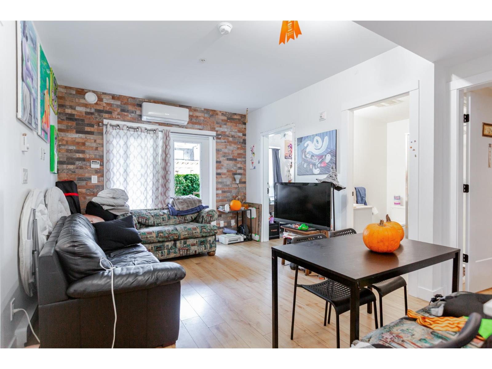 216-217 2493 MONTROSE AVENUE