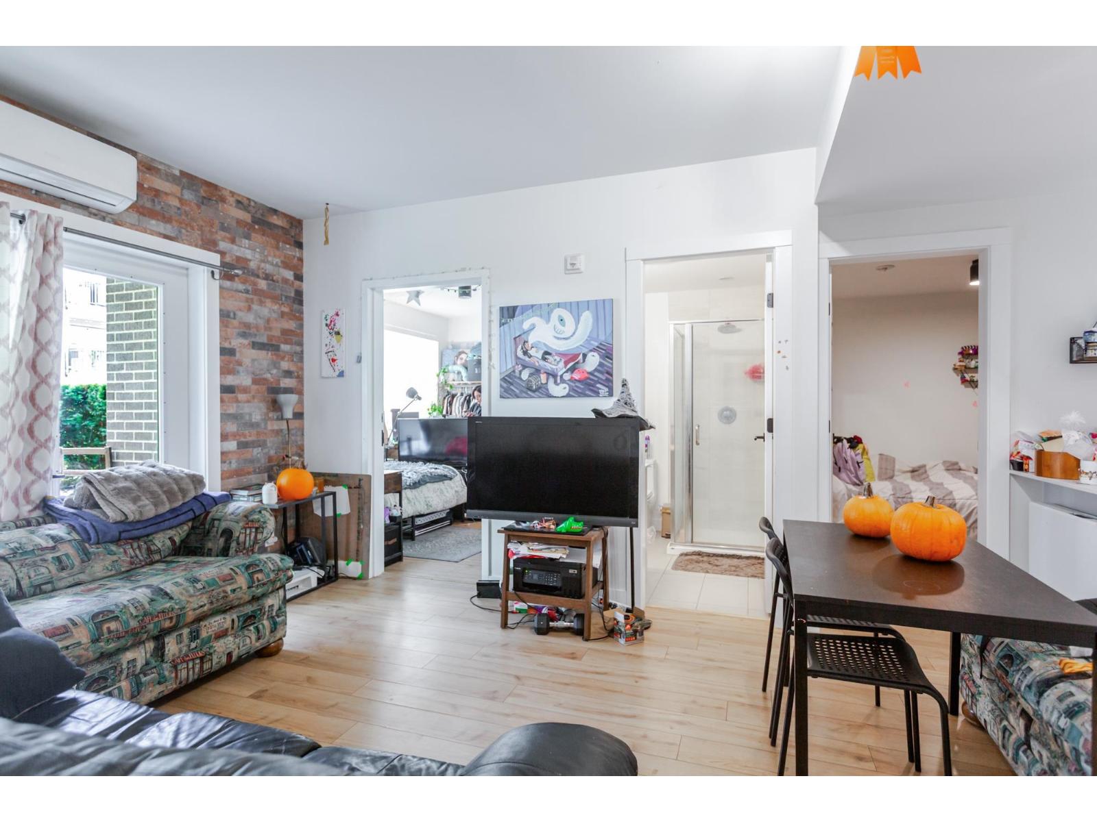 216-217 2493 MONTROSE AVENUE