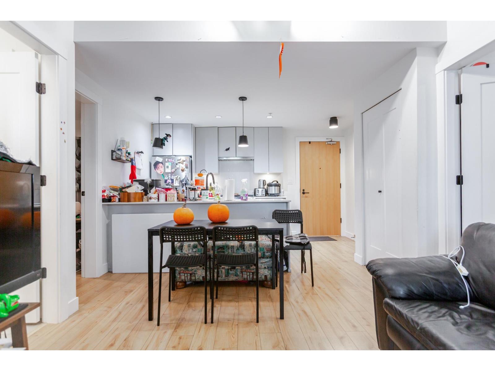 216-217 2493 MONTROSE AVENUE