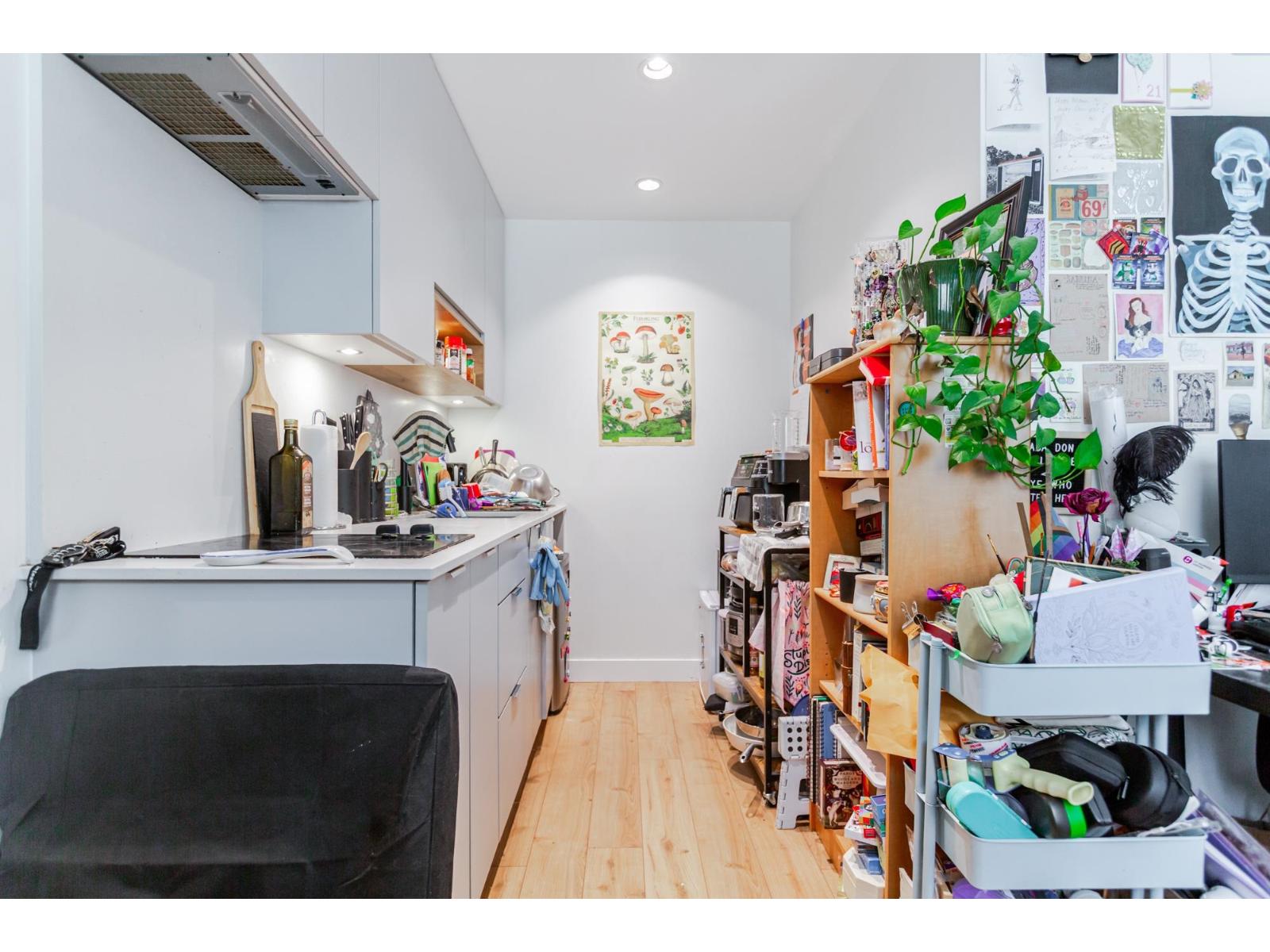 216-217 2493 MONTROSE AVENUE