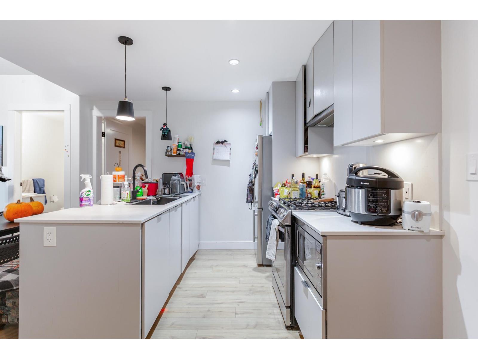 216-217 2493 MONTROSE AVENUE