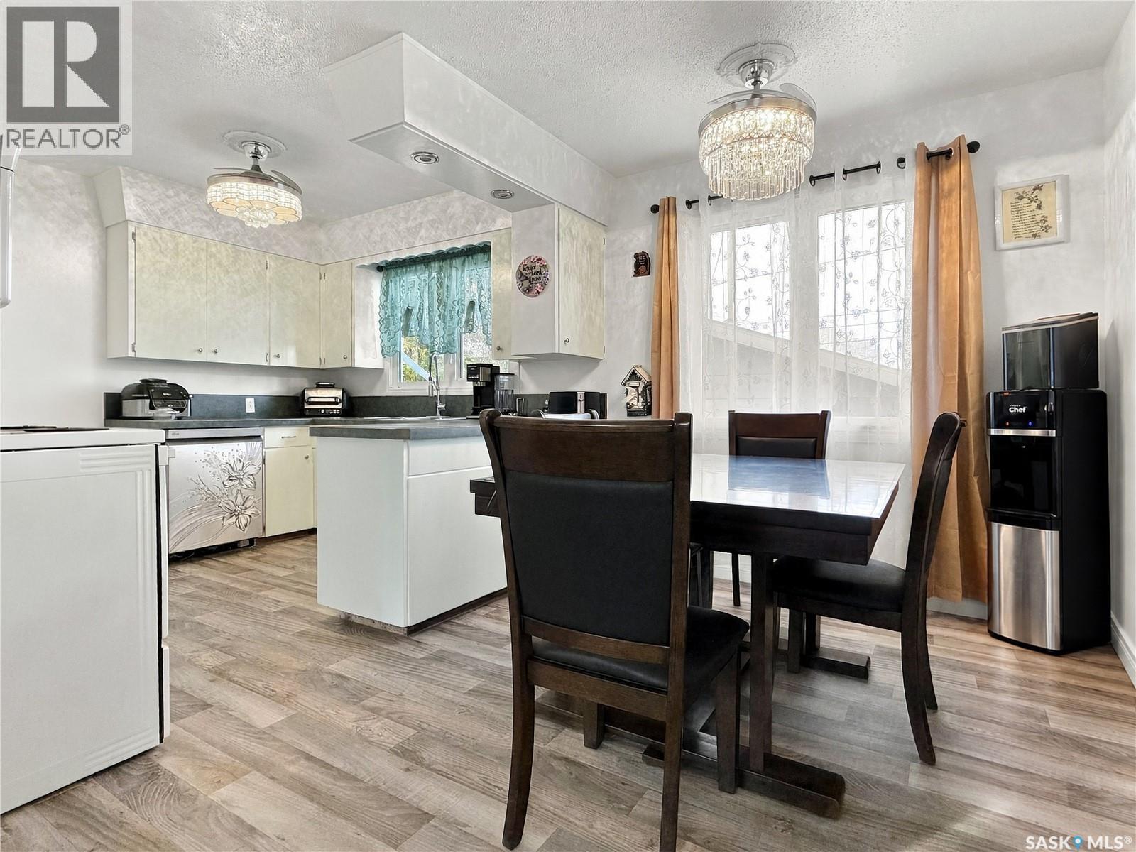 121 Allen Drive, Swift Current, Saskatchewan S9H 3A2 - Photo 3 - SK051900