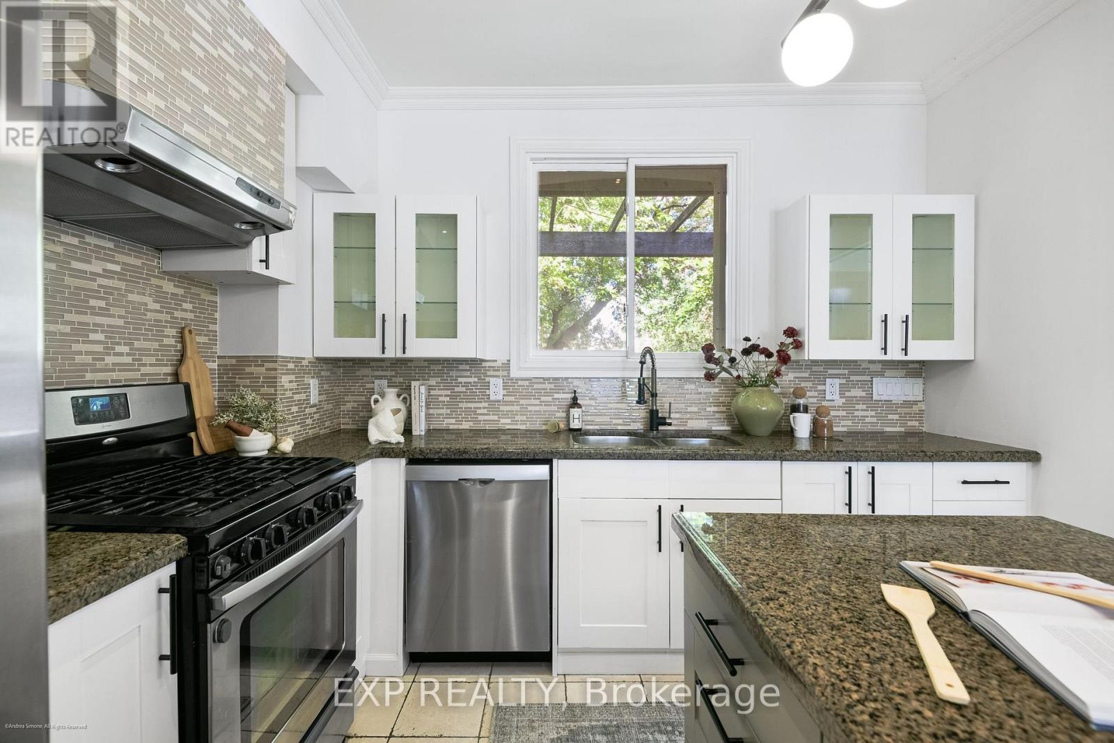 6 Louise Avenue, Toronto, Ontario  M6C 1E4 - Photo 12 - C14118602