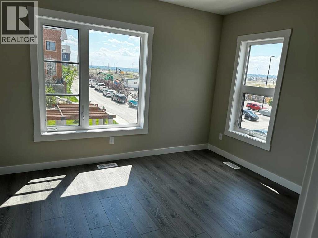 102 livingston Common NE