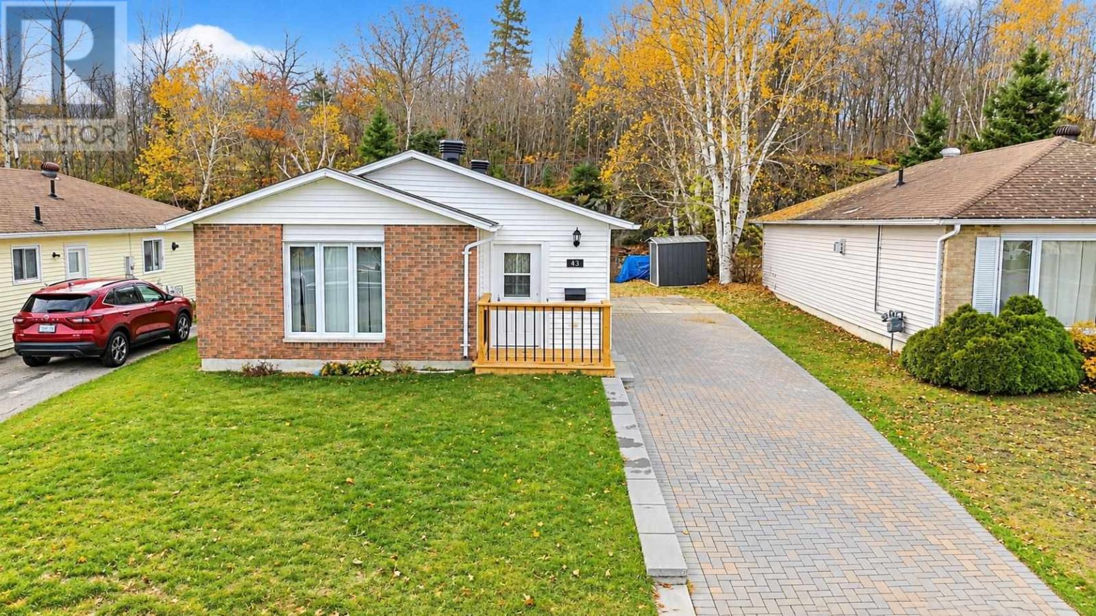 43 Mclaren Cres, Elliot Lake, Ontario  P5A 3M3 - Photo 2 - SM262986