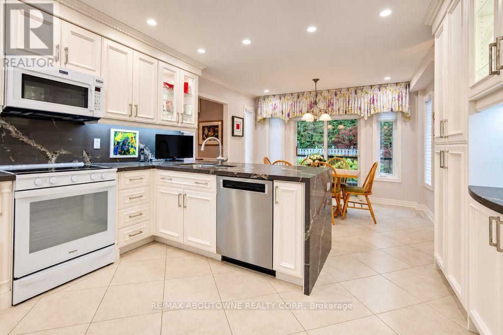2220 Dunvegan Avenue, Oakville, Ontario  L6J 6P7 - Photo 11 - W14118320
