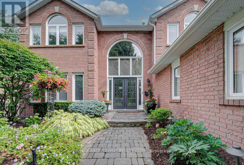 2220 Dunvegan Avenue, Oakville, Ontario  L6J 6P7 - Photo 3 - W14118320