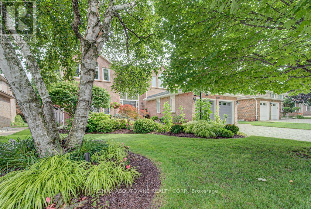 2220 Dunvegan Avenue, Oakville, Ontario  L6J 6P7 - Photo 2 - W14118320