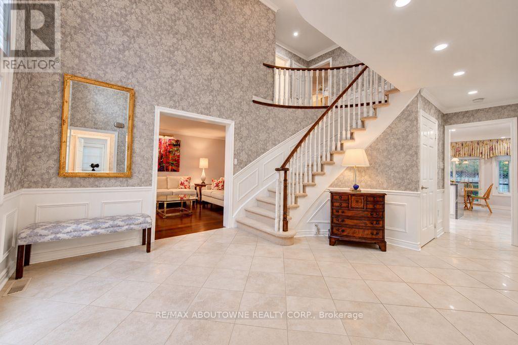 2220 Dunvegan Avenue, Oakville, Ontario  L6J 6P7 - Photo 5 - W14118320