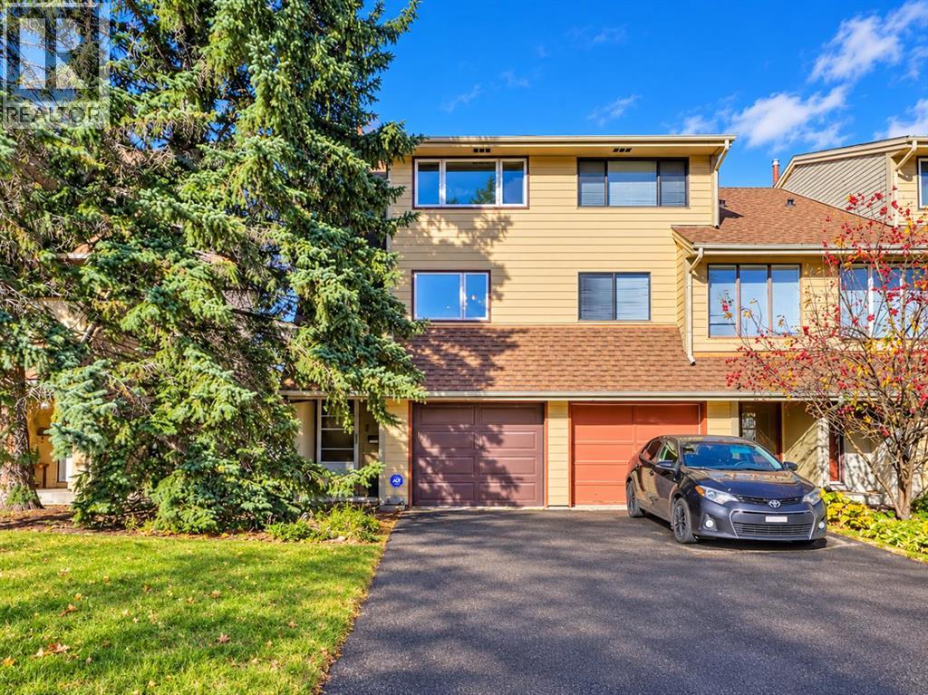 302 Woodvale Crescent SW