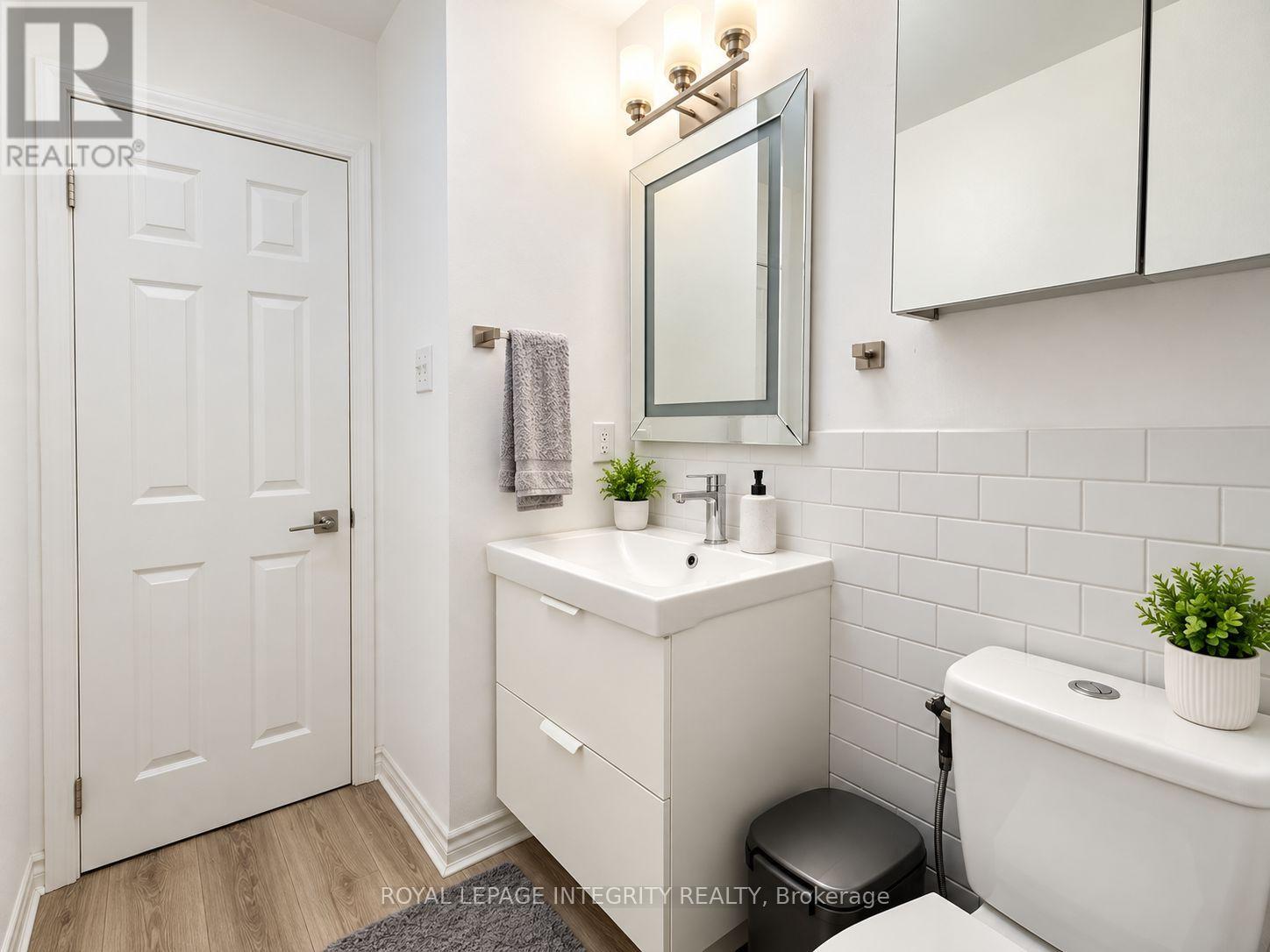 Upper Unit - 58 Binscarth Crescent, Ottawa, Ontario  K2L 1S1 - Photo 13 - X14118854