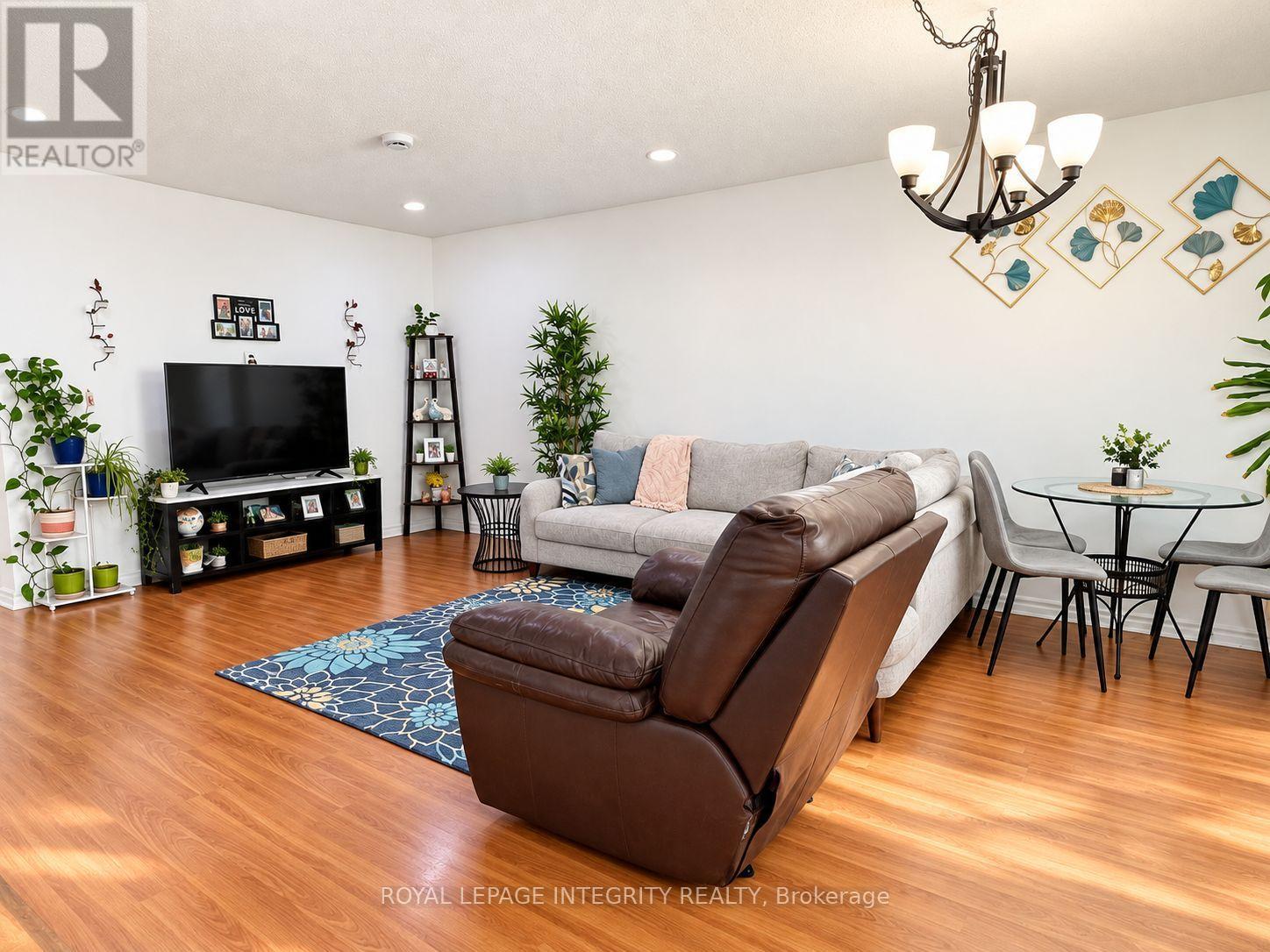 Upper Unit - 58 Binscarth Crescent, Ottawa, Ontario K2L 1S1 - Photo 4 - X14118854